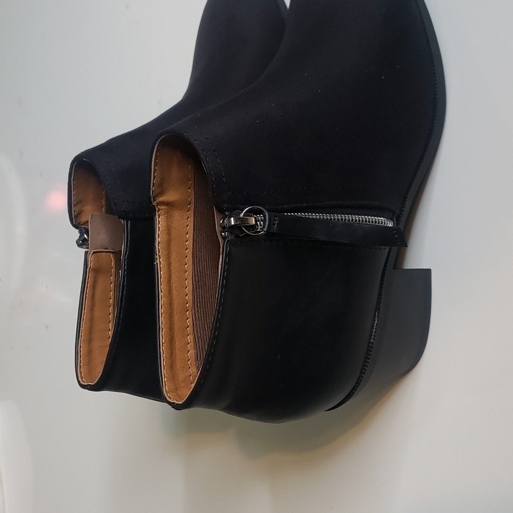 𝅺BLACK Zip Ankle Booties - Picture 4 of 11